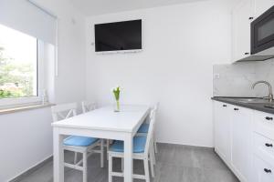 Kuchyňa alebo kuchynka v ubytovaní Brand new apartments Viktorija just 250m from the beach!
