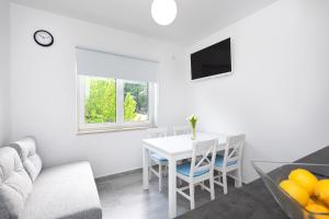 Televízia a/alebo spoločenská miestnosť v ubytovaní Brand new apartments Viktorija just 250m from the beach!