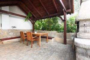 Patio alebo iná vonkajšia časť ubytovania Brand new apartments Viktorija just 250m from the beach!