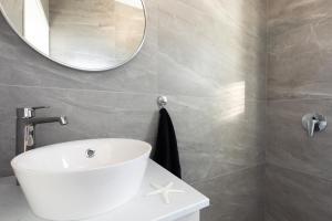 Kúpeľňa v ubytovaní Brand new apartments Viktorija just 250m from the beach!