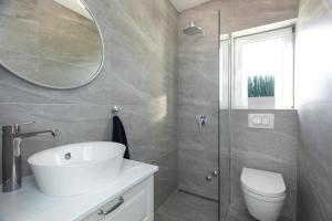 Kúpeľňa v ubytovaní Brand new apartments Viktorija just 250m from the beach!