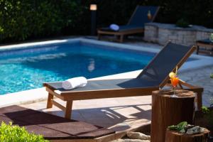 uma piscina com uma cadeira e uma toalha ao lado de uma piscina em Villa Anja em Pražnice