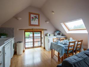 cocina con mesa y sillas en una habitación en Amber Cottage, en Little Witcombe