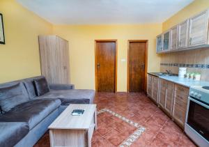 uma sala de estar com um sofá e uma mesa em APARTMANI VUKADINOVIC LUX em Budva