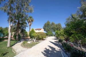 podjazd z drzewami i dom w tle w obiekcie Bungalows-Cortijo Da Luigi-4 adultos-2 Dormitorios-Piscina-Ideal familias-Cártama-Málaga w mieście Cártama