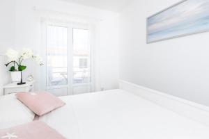 Posteľ alebo postele v izbe v ubytovaní Brand new apartments Viktorija just 250m from the beach!