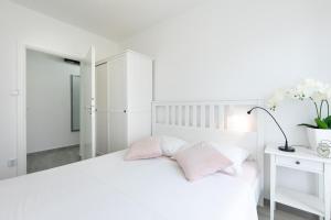 Posteľ alebo postele v izbe v ubytovaní Brand new apartments Viktorija just 250m from the beach!