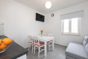 Televízia a/alebo spoločenská miestnosť v ubytovaní Brand new apartments Viktorija just 250m from the beach!
