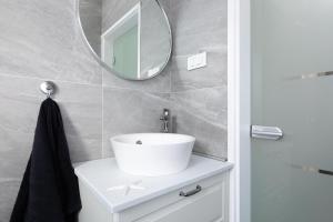 Kúpeľňa v ubytovaní Brand new apartments Viktorija just 250m from the beach!