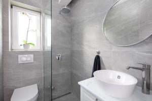 Kúpeľňa v ubytovaní Brand new apartments Viktorija just 250m from the beach!