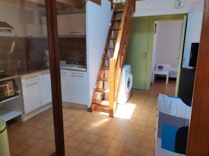 uma cozinha com uma escada no meio de um quarto em Villa MJP 463 em Narbonne Plage