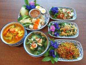 Makanan di atau berdekatan resort