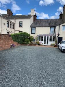 un coche aparcado frente a una casa en No 3 en Penrith