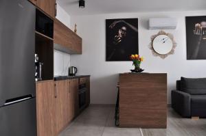 cocina con sofá y mesa en una habitación en Q Apart GRAND - 3 Pokoje, garaż Netflix, klimatyzacja, FV,, en Łódź