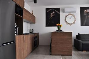 een keuken met een bank en een tafel in een kamer bij Q Apart GRAND - 3 pokojowe klimatyzowane apartamenty przy Manufakturze z garażem Gratis, FV in Łódź