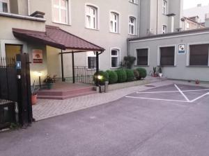 pusty parking przed budynkiem w obiekcie Hotel Sowa w Elblągu