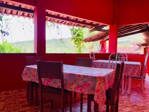 伦索伊斯Vila das Estrelas - Guesthouse的一间有桌椅和窗户的餐厅