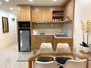 Η κουζίνα ή μικρή κουζίνα στο Patong Tower apartment by Lofty
