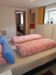 2 Betten auf einem Tisch in einem Zimmer in der Unterkunft Ferienwohnung Palm in Monschau