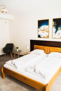 シュクラルスカ・ポレンバにあるWilla 654のベッドルーム1室(木枠の大型ベッド1台付)