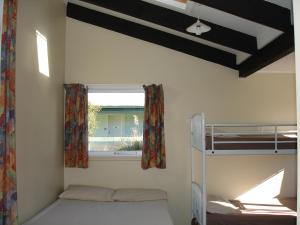 Двох'ярусне ліжко або двоярусні ліжка в номері Alpine Holiday Apartments & Campground