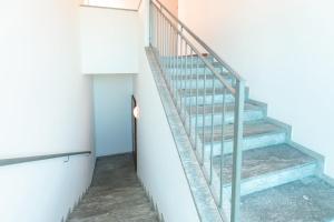 una escalera en un edificio con barandilla de metal en Alessia's Flat - Affori, en Milán