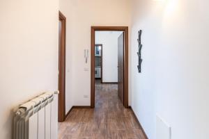 un pasillo con una puerta abierta a una habitación en Alessia's Flat - Affori, en Milán