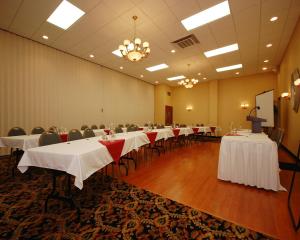 uma sala de conferências com mesas e cadeiras e um pódio em Quality Inn Shenandoah Valley em New Market