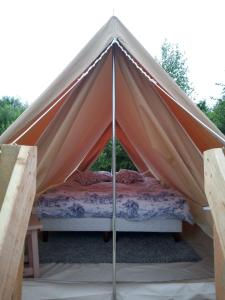 een tent met een hemelbed bij Tente bivouac Élevage Girbal in La Chapelotte