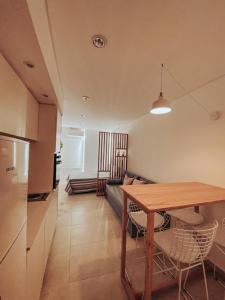 Köök või kööginurk majutusasutuses Depto moderno a cuadras del mar frente a Shopping Aldrey +7 fotot