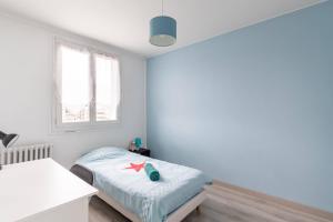 Llit o llits en una habitació de Appart T3 Bien situé a Bourges + Wifi