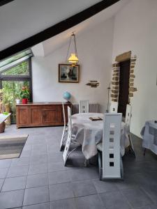 a kitchen and dining room with a table and chairs at Chambre Chagall - Parenthèse douce aux portes du Golfe du Morbihan in Theix