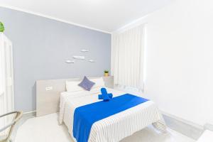 Łóżko lub łóżka w pokoju w obiekcie Hostel Neon Tenerife
