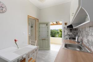 Kuchyň nebo kuchyňský kout v ubytování Cottage in the Nature by Konnect, Agios Markos Ipsos + 7 fotografií