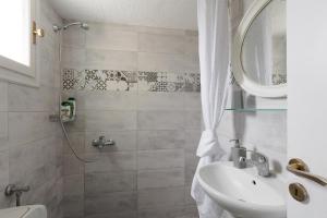 un bagno con lavandino e doccia di Cottage in the Nature by Konnect, Agios Markos Ipsos ad Ágios Márkos