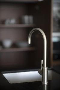 - la fermeture d'un évier de cuisine avec un robinet dans l'établissement Luxurious 3 bedroom apartment with breathtaking views - MMAI1-1, à San Ġiljan