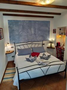 a bedroom with a large bed with two towels on it at Pietra Di Mare in Biassa