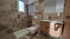 Kúpeľňa v ubytovaní Petite maison en pierre + 10 fotografií
