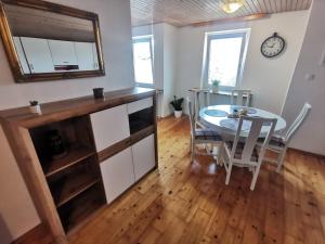una cucina e una sala da pranzo con tavolo e specchio di Apartment LakeBled with Casle Bled view a Bled