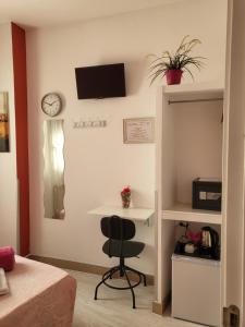 Telewizja i/lub zestaw kina domowego w obiekcie Hostal Inn Madrid