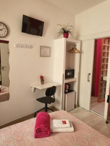 sypialnia z łóżkiem, stołem i biurkiem w obiekcie Hostal Inn Madrid w Madrycie