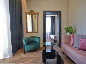 ein Wohnzimmer mit einer Couch und einem Tisch in der Unterkunft Palazzo Rainis Hotel & Spa - Small Luxury Hotel - Adults Only in Novigrad Istria
