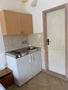 A kitchen or kitchenette at Apartmani Ivana