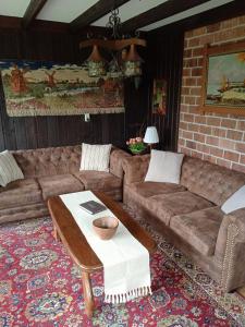 uma sala de estar com um sofá e uma mesa em Vakantiehuis Friedeburg em Warmenhuizen