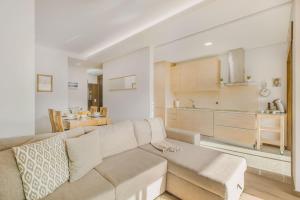 Furadouro Beach and Club Apartment في أوفار: غرفة معيشة مع أريكة ومطبخ