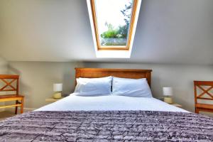 um quarto com uma cama grande e uma janela em Chic cottage near Elan Valley and Builth Wells em Llanwrthwl