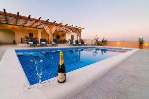 Bazén v ubytovaní Villa Gode -secluded house with heated pool near the beach alebo v jeho blízkosti