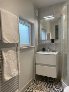 Kúpeľňa v ubytovaní Bel appartement T3 au 1er étage avec cour intérieure au RDC - Villa Marie