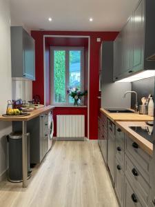 Kuchyňa alebo kuchynka v ubytovaní Bel appartement T3 au 1er étage avec cour intérieure au RDC - Villa Marie