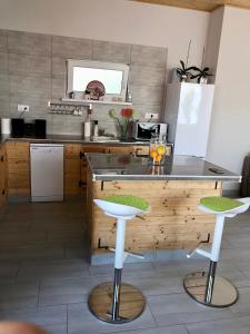 ケストヘイにあるPèterTünde Vendèghàzのキッチン(カウンター、バースツール2つ付) +32枚の写真